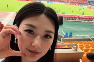 中国女足vs中国男足_杨莉娜现场观战国足vs泰国致敬武磊百场_足球比赛直播配图
