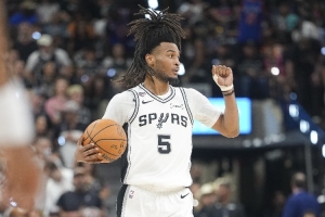 马刺比赛直播_卡斯尔侵略性三分_马刺vs对手NBA最新战况配图