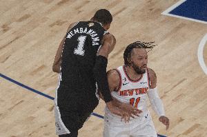 马刺vs尼克斯_NBA篮球比赛直播_裁判争议吹罚配图