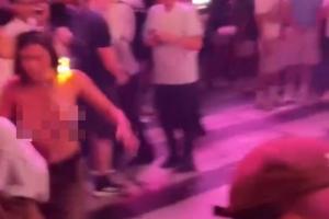 尼克斯vs马刺_纽约女球迷G3赛后遭遇扒衣烧发_篮球NBA最新动态配图