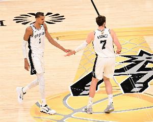 马刺vs对手_篮球NBA防守沟通考验配图