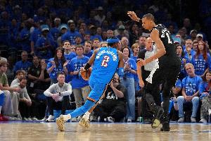 雷霆vs马刺_伤病福利争议_篮球NBA最新动态配图