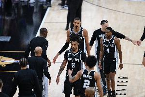 马刺vs尼克斯_NBA今日战报_篮球比赛高清直播配图