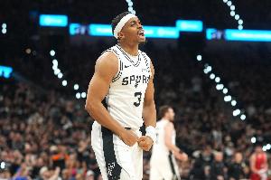 马刺比赛直播_篮球NBA最新动态_凯尔登约翰逊赛后采访配图