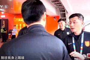 马宁调侃韩鹏、王大雷:跟队员说别往我身上踢球 你要回去练身体配图