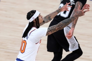 马刺vs尼克斯_NBA篮球比赛直播_半场得分战况配图