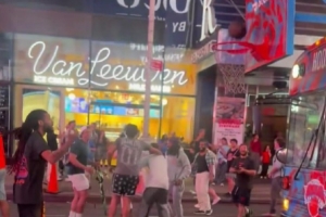 尼克斯vs马刺_纽约街头移动篮球筐_球迷投篮互动配图