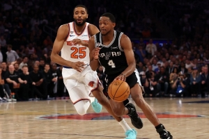 王仕鹏比赛直播_NBA最新动态_马刺vs尼克斯比赛回放配图