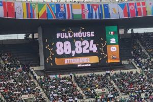 世界杯揭幕战现场观众人数:80824人!配图