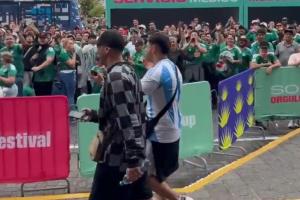 不受待见!一阿根廷球迷路过墨西哥球迷群体,遭遇一片整齐嘘声配图