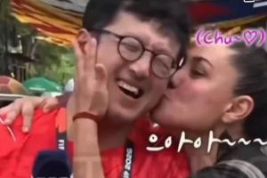热情女球迷韩国一记者在墨西哥报道世界杯,被球迷搂住亲脸颊配图
