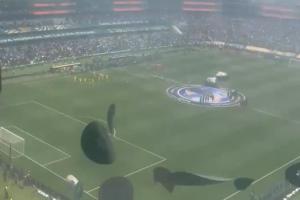 壮观FIFA在看台座椅放置彩色纸帽,还未等开球球迷已扔得起劲配图