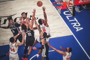 世界名画!NBA官方晒OG绝杀:在麦迪逊广场花园聚光灯闪烁下配图