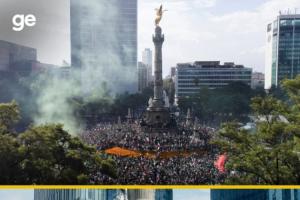 万人空巷!墨西哥战胜南非后,墨西哥球迷们涌上墨西哥城街道庆祝配图