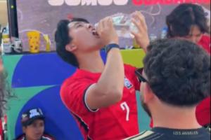 以球会友,以酒会友!韩国球迷和墨西哥球迷在街头对瓶吹龙舌兰配图