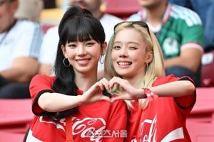 Kpop女团Aespa两名成员现身墨西哥,现场为韩国加油!配图