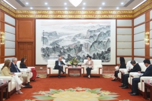 西甲主席特巴斯访问四川，进一步推动西甲与四川的交流合作配图