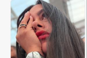不开心!巴拉圭完败,“巴拉圭乳神”晒捂眼自拍照:配图