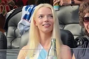 美英阿籍女演员安雅·泰勒-乔伊观战世界杯，身穿阿根廷元素衣服配图