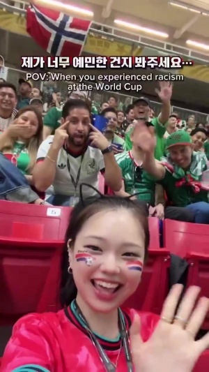 不太友善!韩国球迷博主看台自拍,身后墨西哥球迷做出拉眼角动作配图