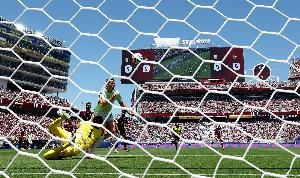 内维尔质疑瑞士获点回放未公布:为什么FIFA不给我们看VAR划线?配图