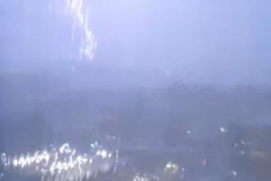 太阳报:英格兰训练地遭遇极端雷暴天气,全队被警告进室内避难配图