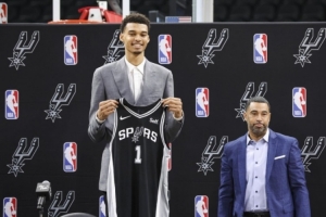 杨毅:马刺夺五冠时带动的NBA市场也比不了尼克斯&湖人&绿军&勇士配图